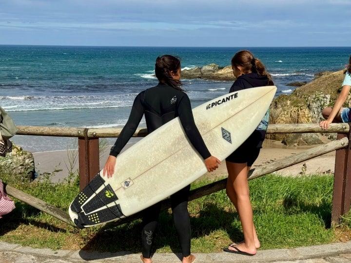 Nuevas generaciones de surfistas en Tapia