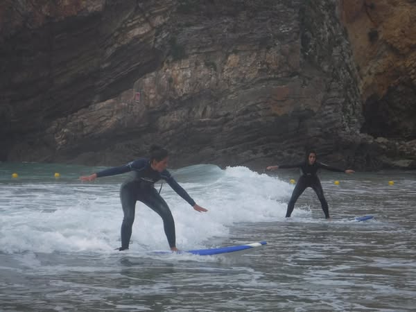 Dos surfistas surfeando en la Playa de Peñarronda