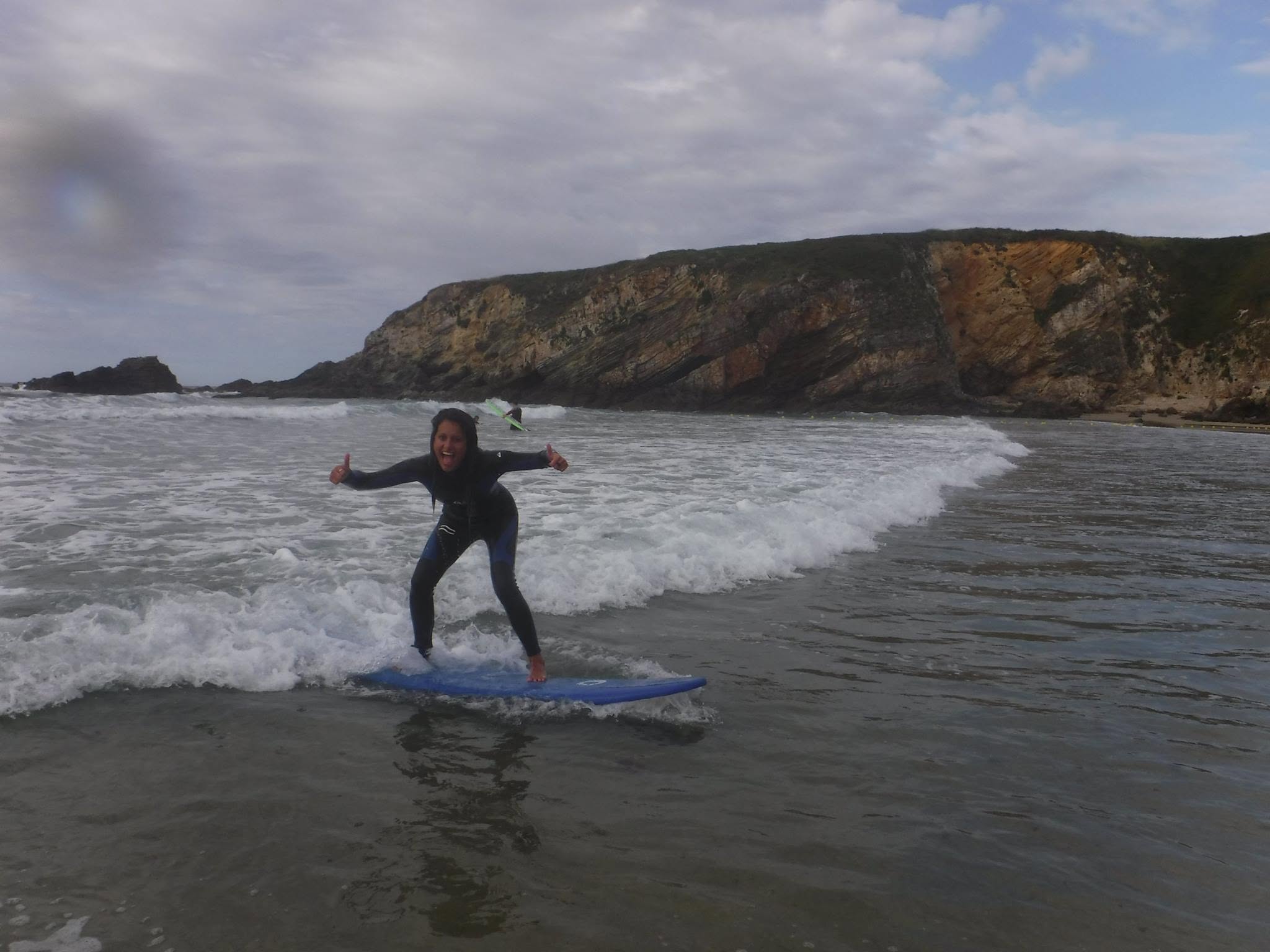 Surfista llegando a la orilla tras surfear una ola
