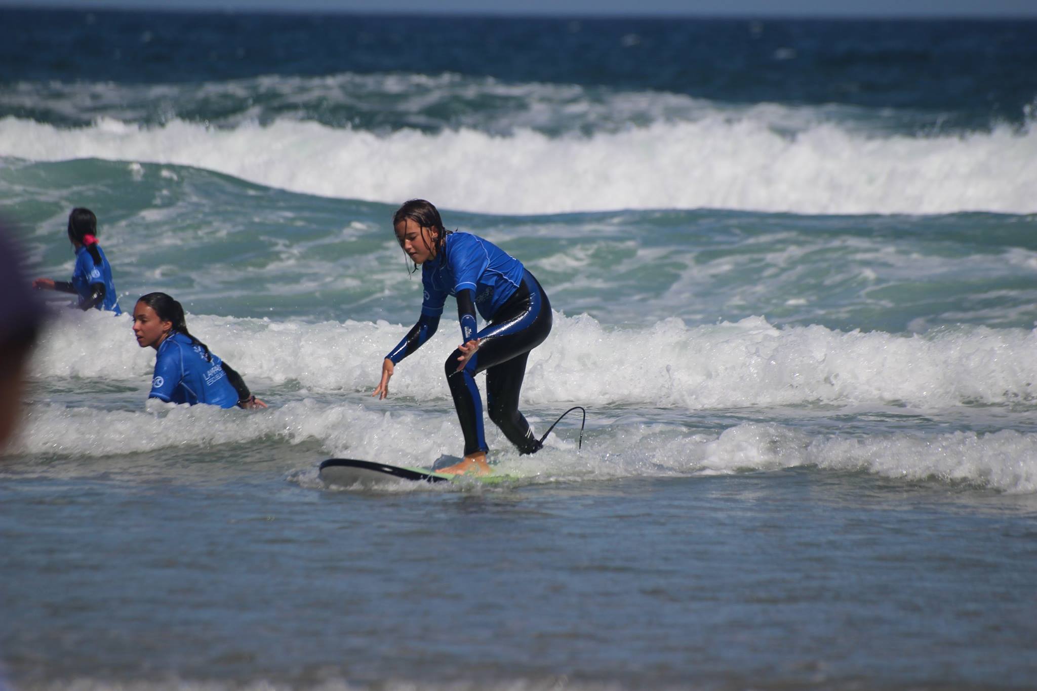 Surfistas en una tarde de surf