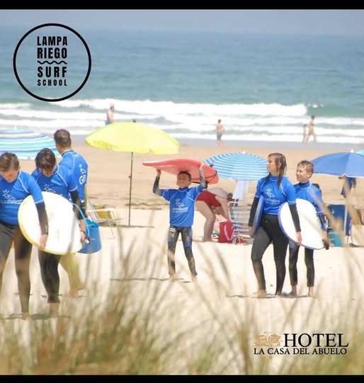 Surfistas después de una sesión de surf volviendo con sus tablas