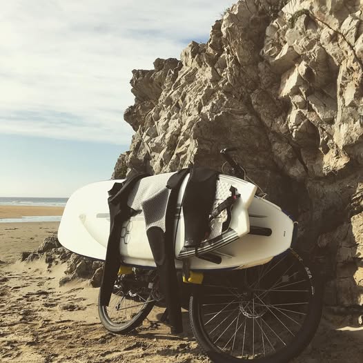 Neopreno, mis tablas y mi querida bici en la playa de Peñarronda
