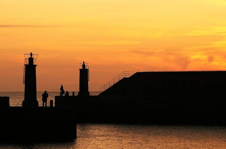 Atardecer en el muelle de Tapia de Casariego