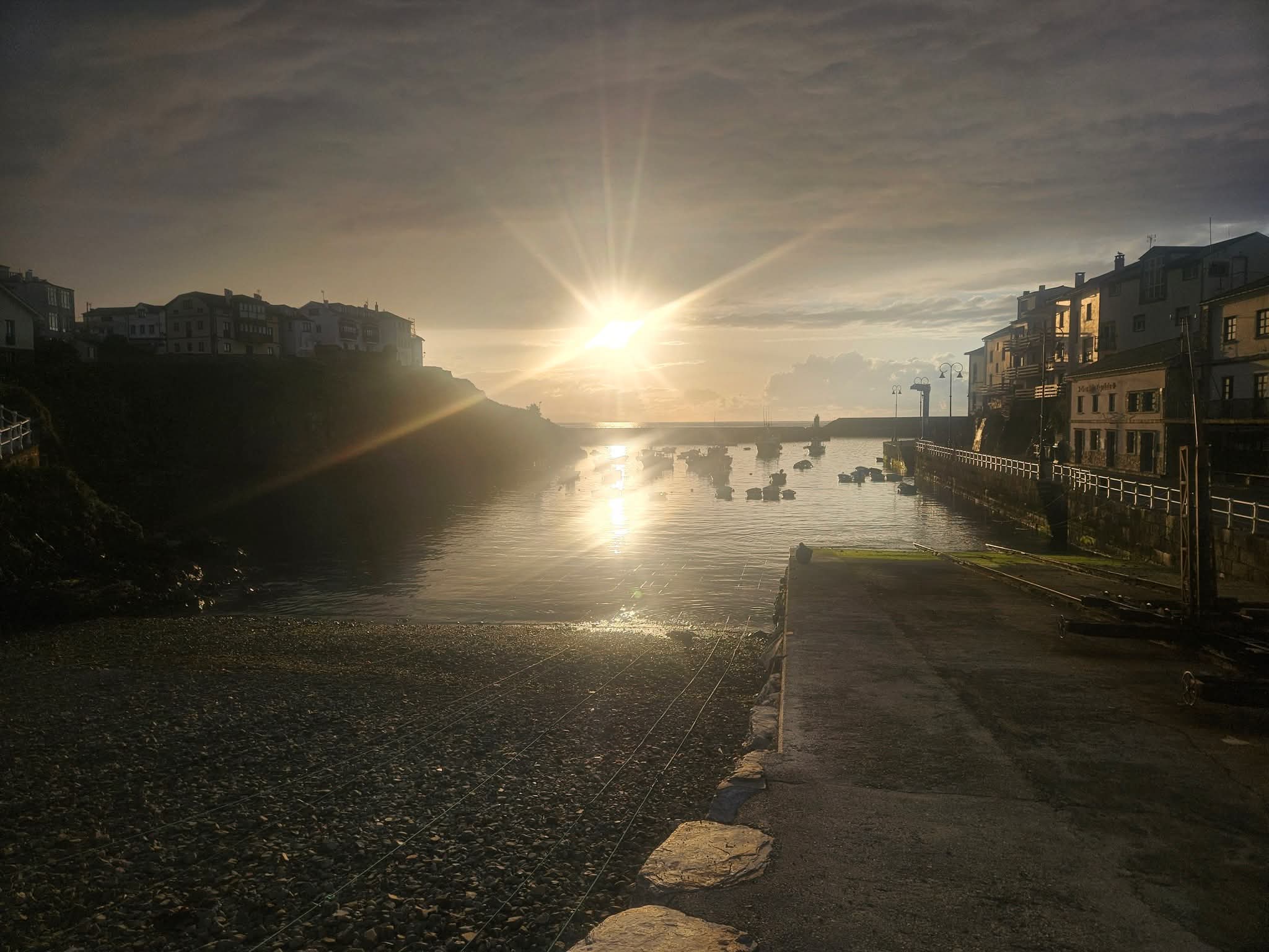 Atardecer en el muelle de Tapia de Casariego