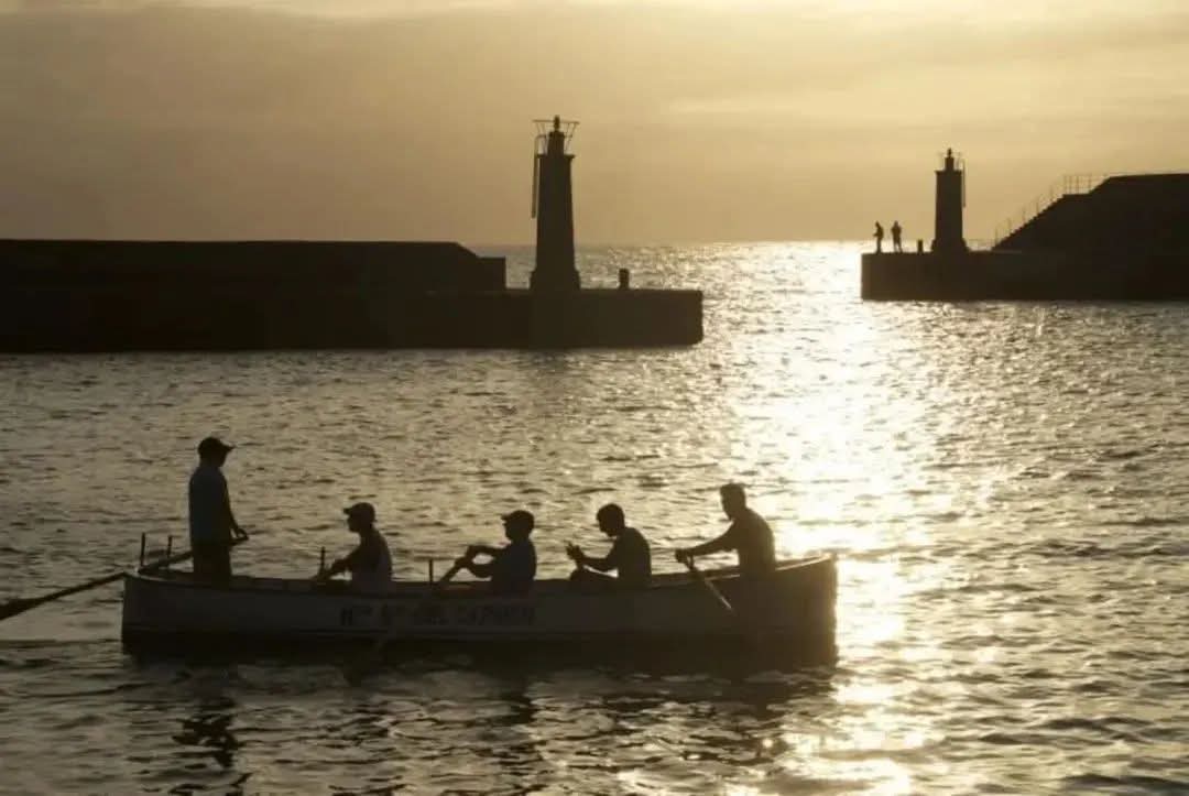 Embarcación de remo en la boca del muelle de Tapia de Casariego