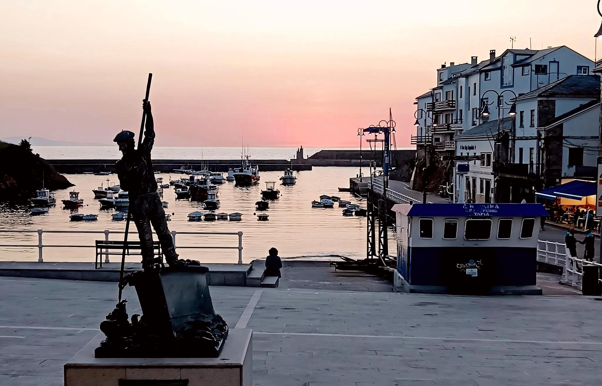 Atardecer muelle de Tapia de Casariego frente al monumento al marinero