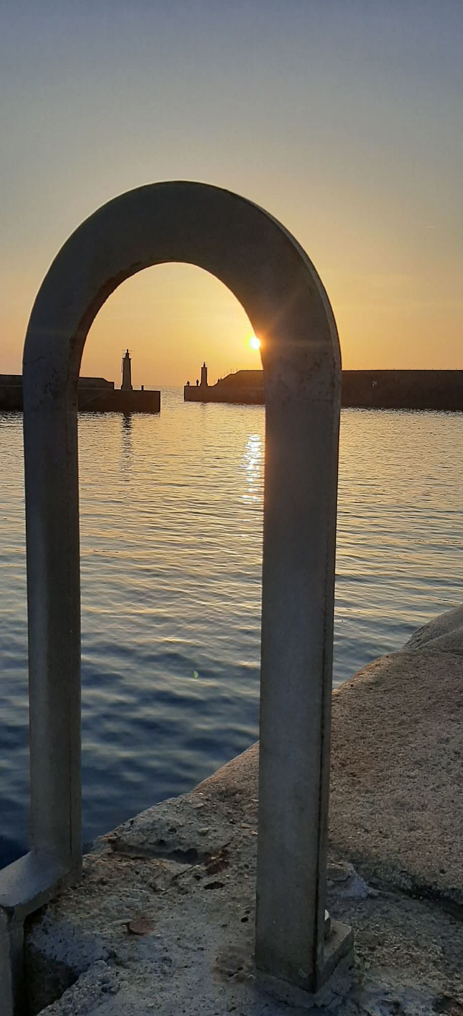 Atardecer en el muelle de Tapia de Casariego con los faros al fondo