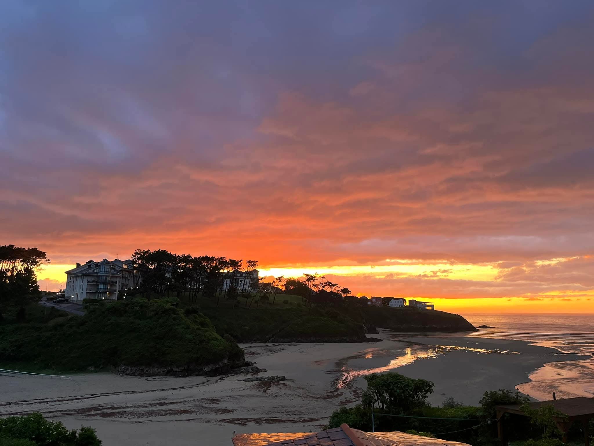 Atardecer en la playa del Anguileiro con el Residencial Las Marinas al fondo