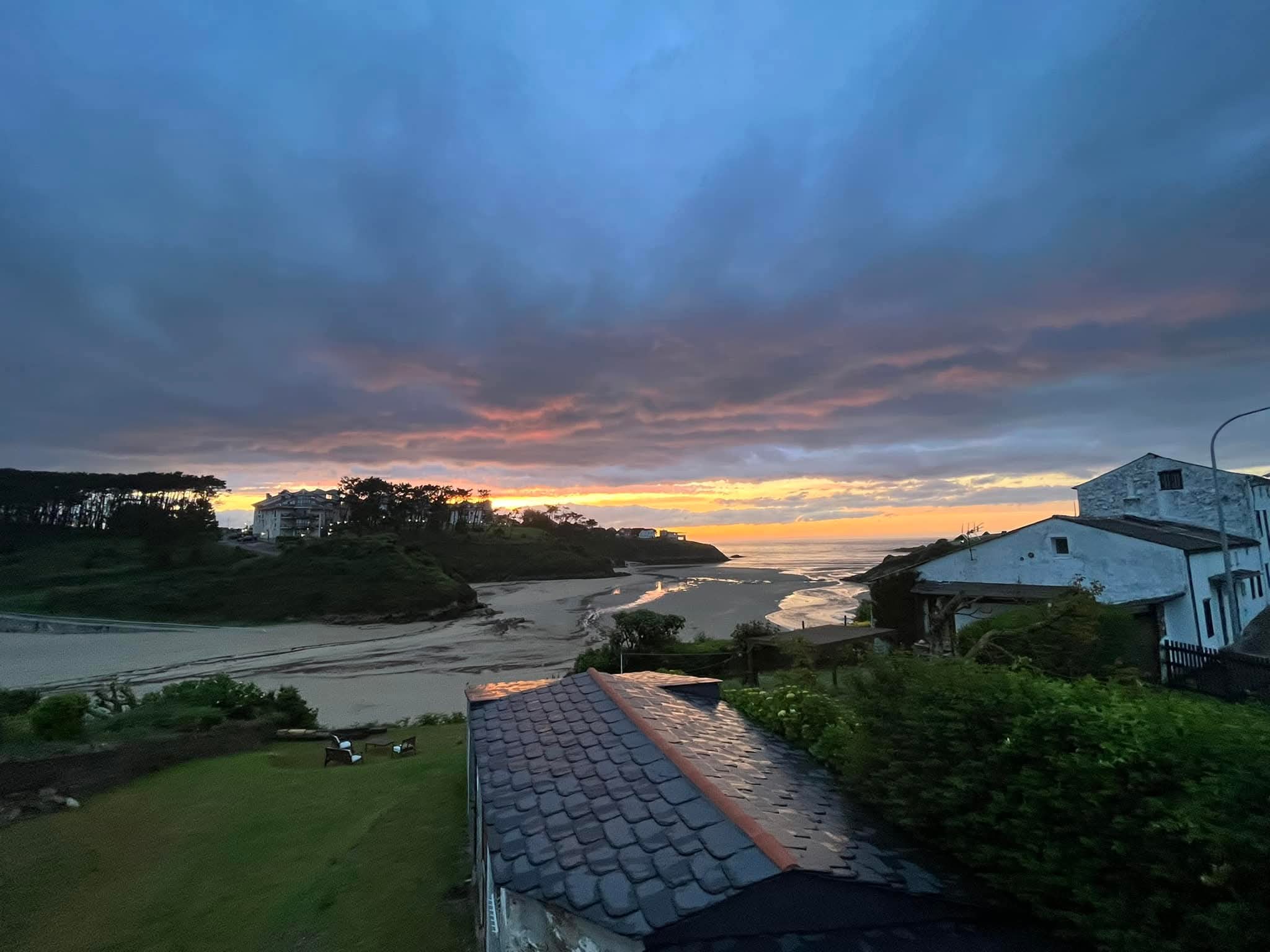 Atardecer en A Volta, Tapia de Casariego, con la playa de Anguileiro al fondo