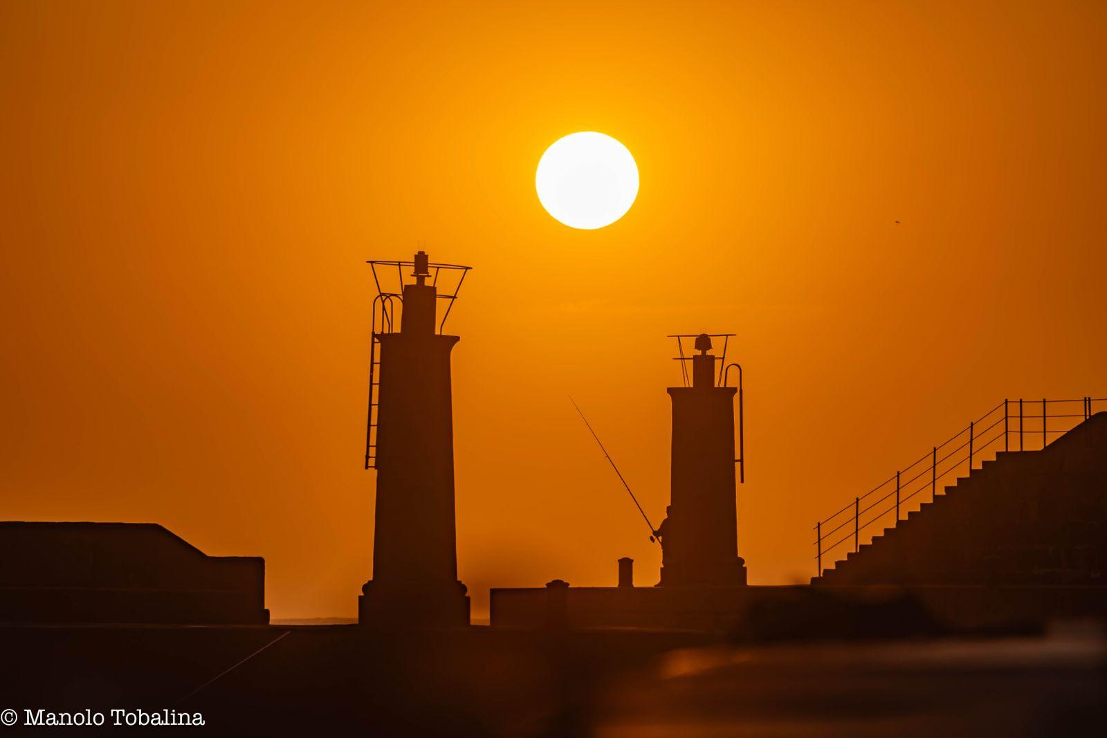 Atardecer sobre el muelle de fuera, en Tapia de Casariego