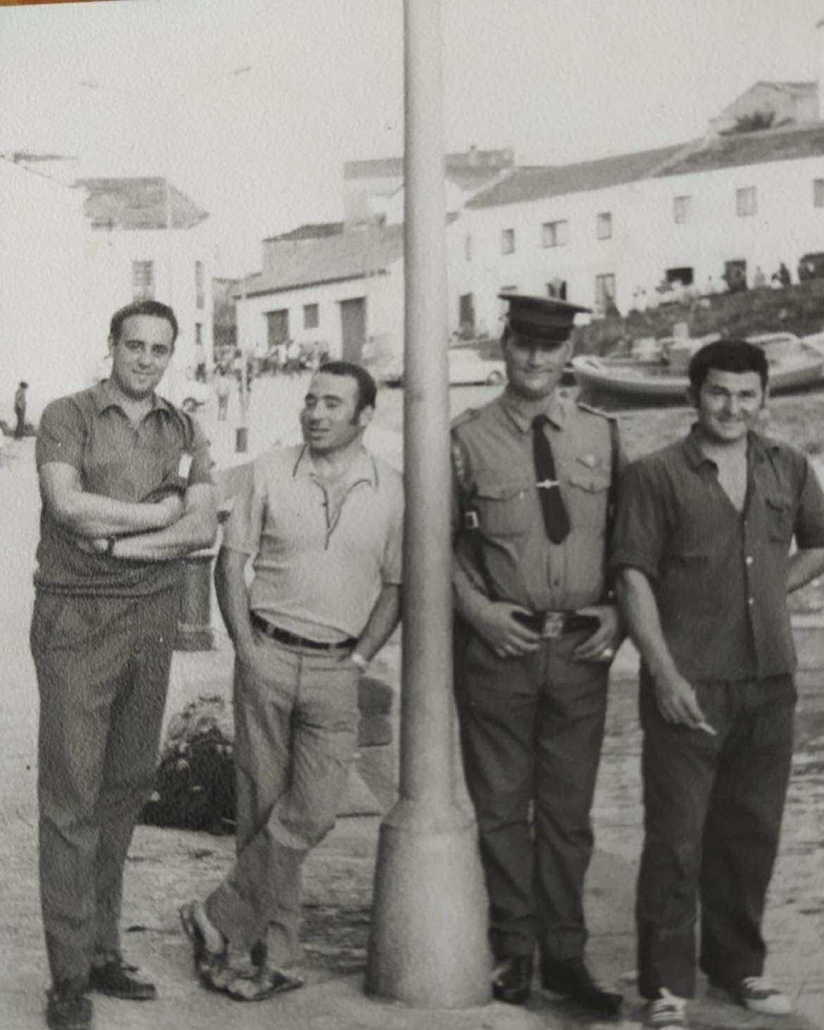 Vecinos de Tapia de Casariego en el muelle