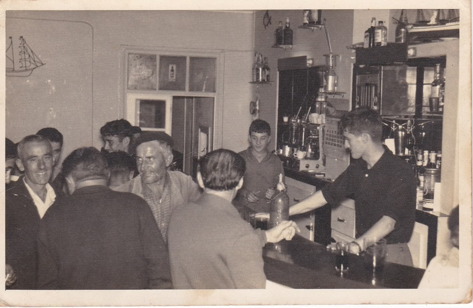 Vecinos de Tapia de Casariego en el bar