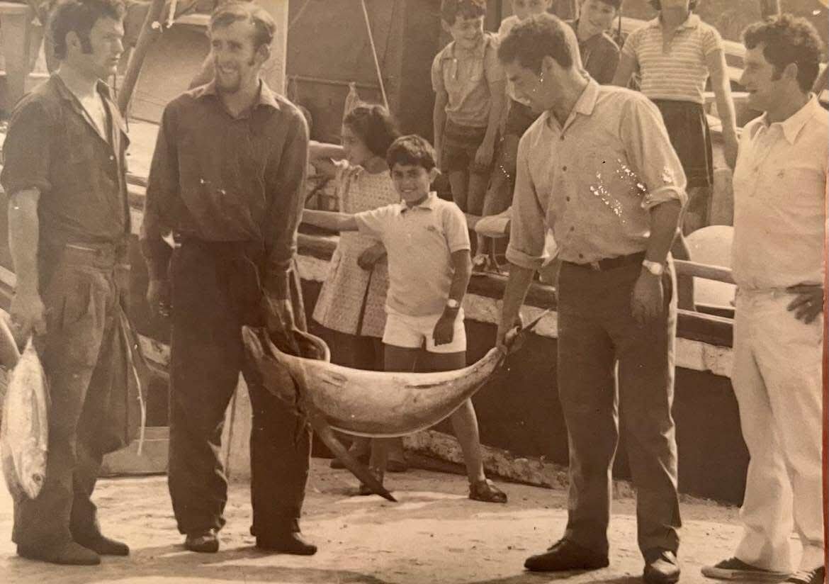 Marineros tapiegos en el muelle de Tapia de Casariego