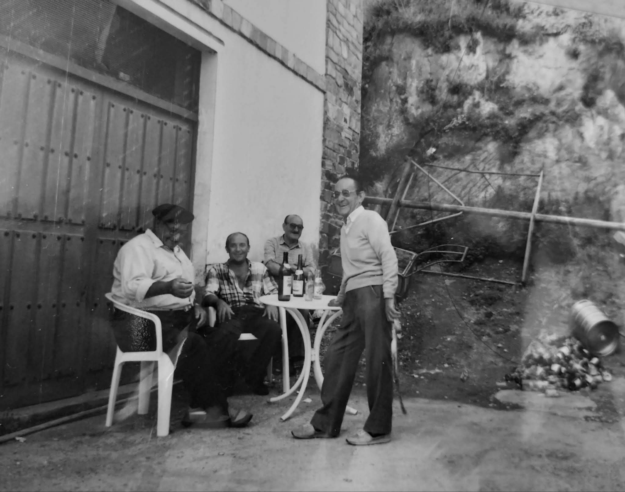 Marineros tapiegos tomando un vino en el muelle de Tapia de Casariego