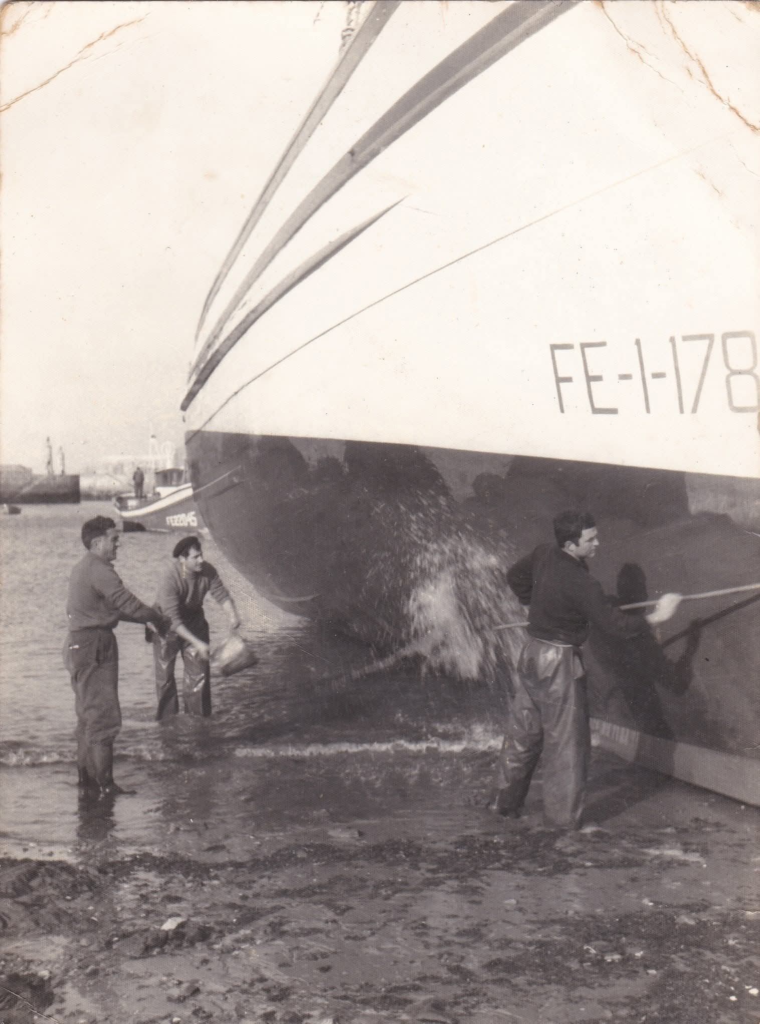 Marineros de Tapia de Casariego limpiando la embarcación María Tobalina