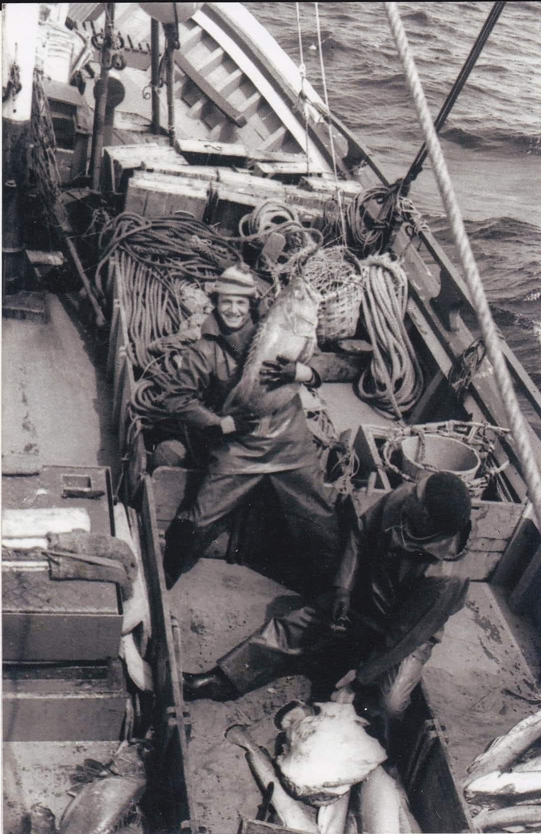 Marineros de Tapia de Casariego de faena en el pesquero María Tobalina