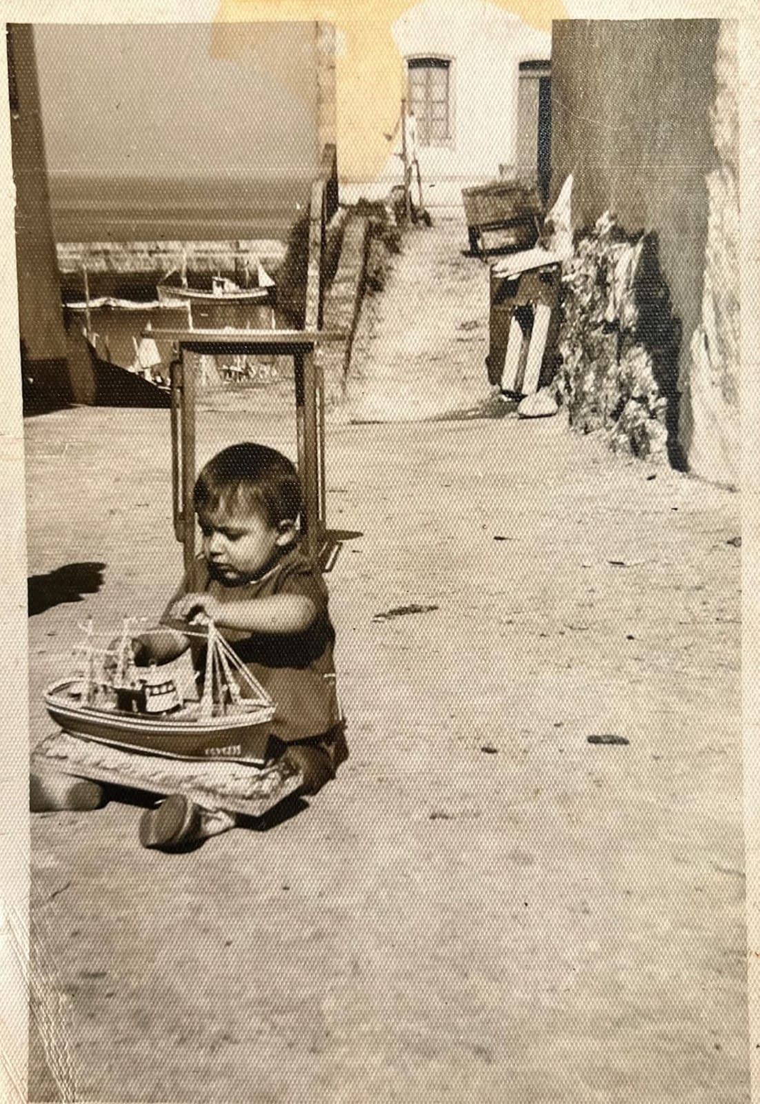 Niño jugando en las calles de Tapia de Casariego