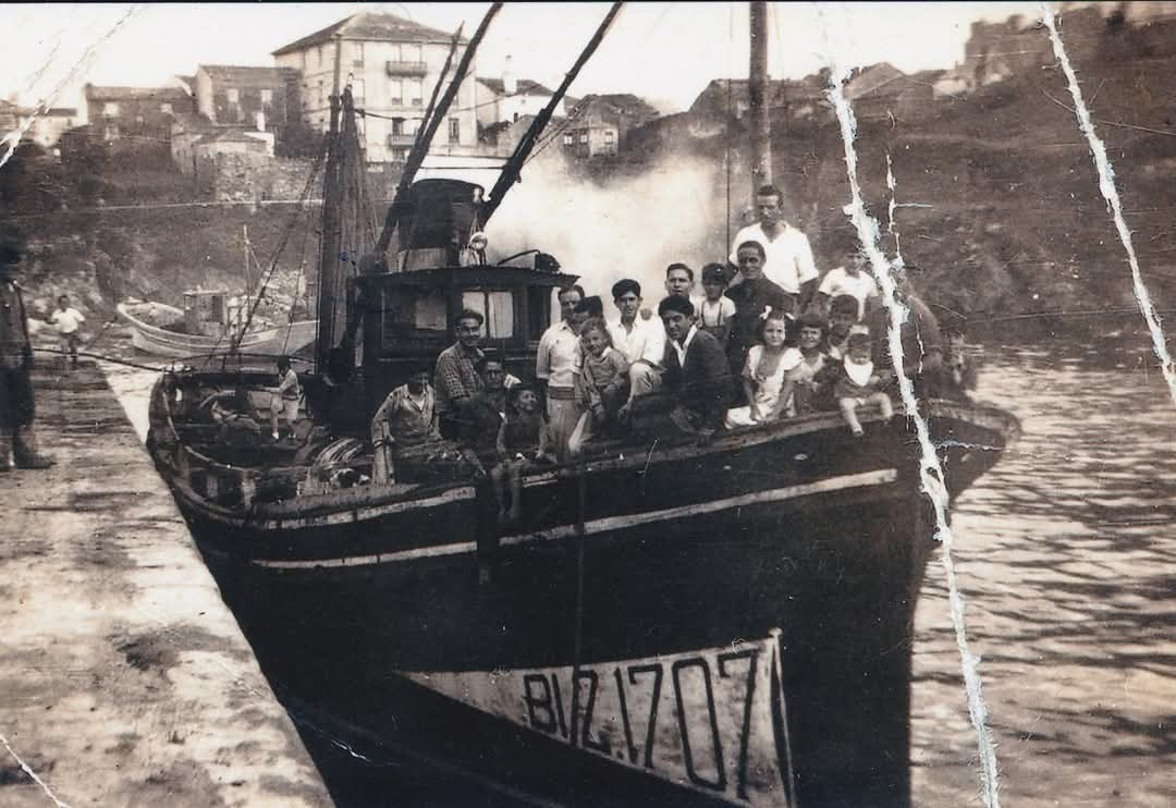 Grupo de tapiegos en la proa del barco en el muelle de Tapia de Casariego