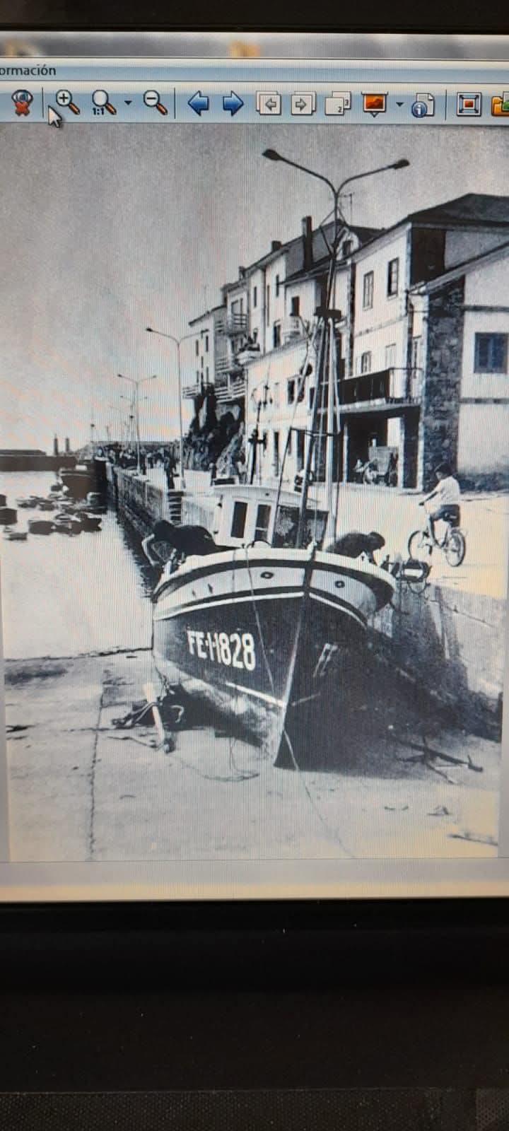 Lancha varada en el muelle de Tapia de Casariego