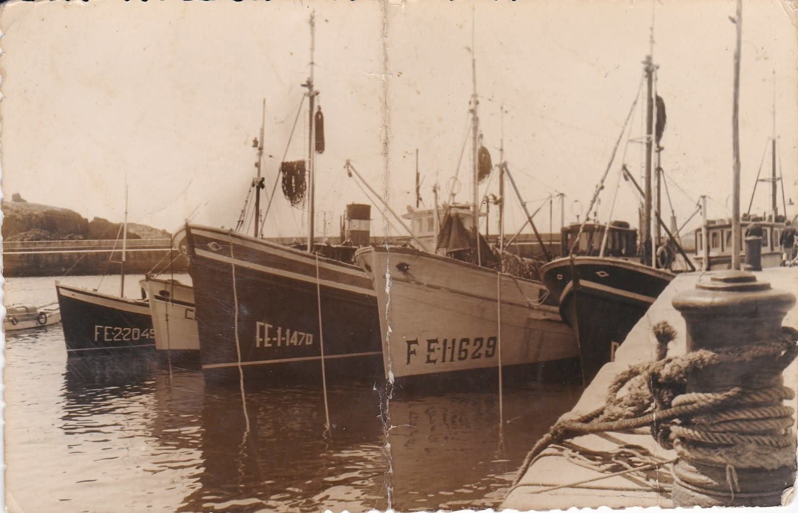 Barcos de pesca amarrados en el muelle de Tapia de Casariego