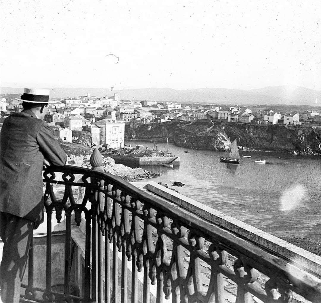 Vista del muelle de Tapia desde el faro blanco