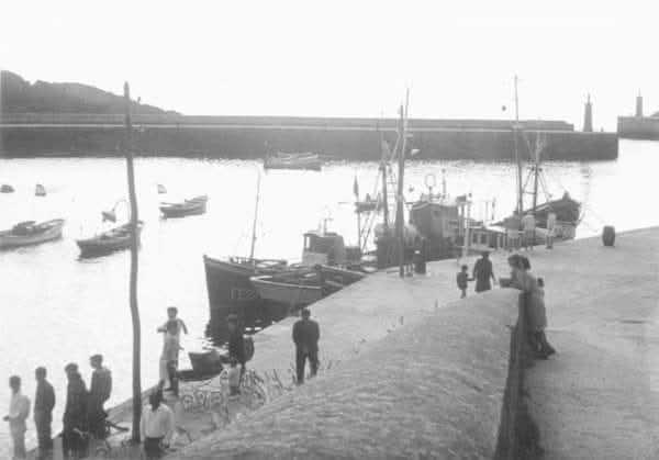 Vista del muelle de tapia de Casariego