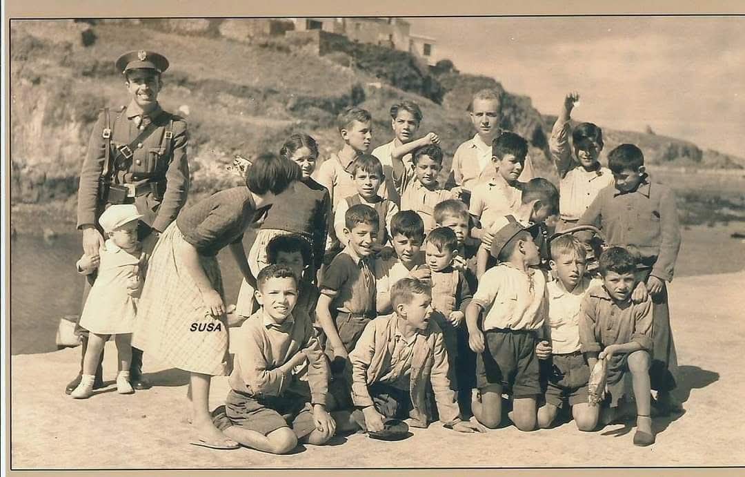 Grupo de niños en el muelle de Tapia de Casariego