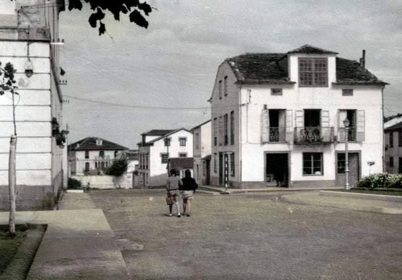 Plaza de Tapia de Casariego y tienda de Santamarina