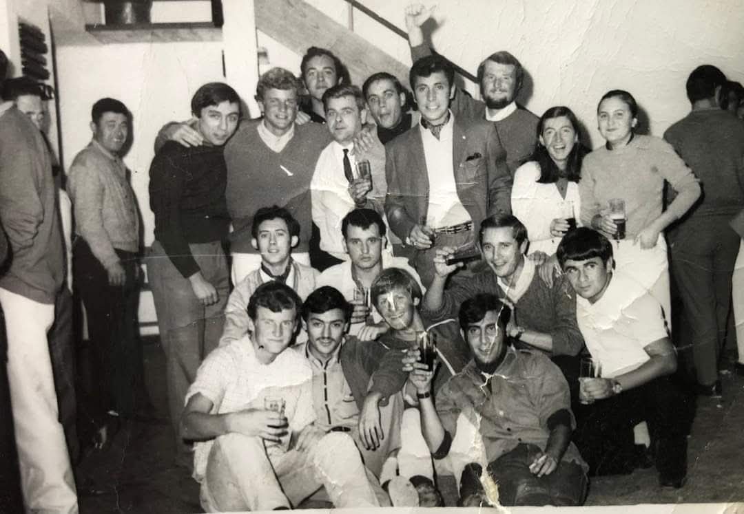 Grupo de jovenes disfrutando del vernao en Tapia de Casariego