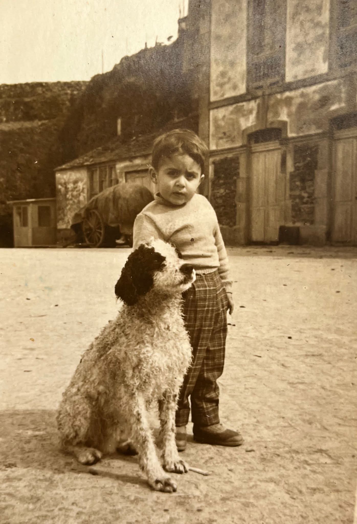 Niño con su perro en el muelle de Tapia de Casariego