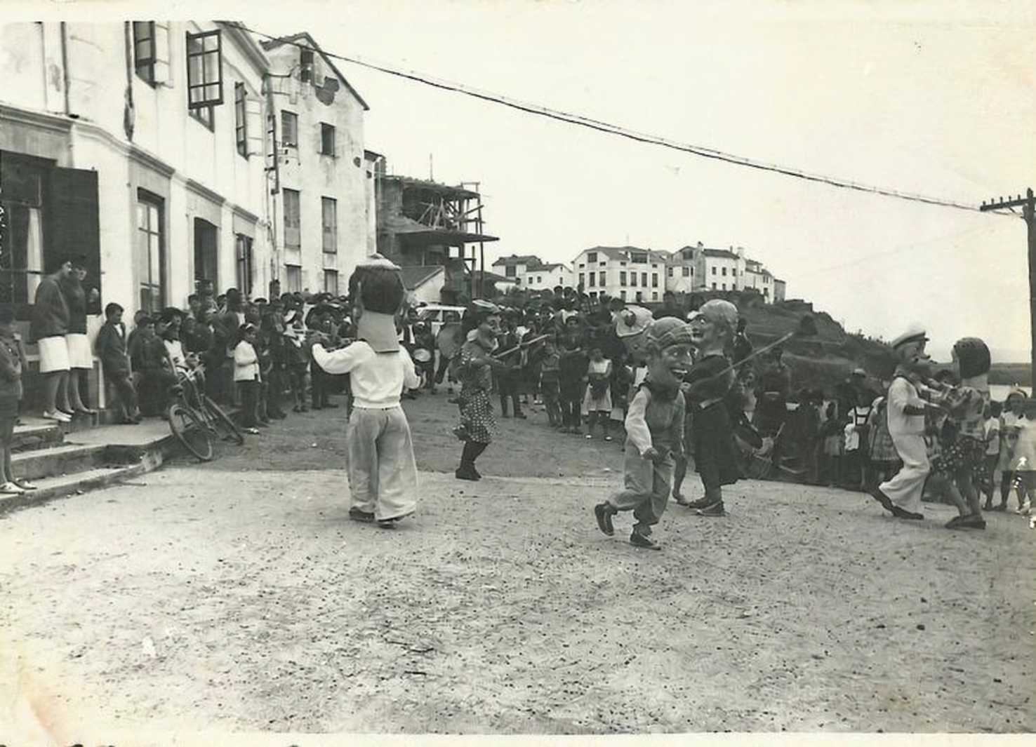 Gigantes y cabezudos por las calles de Tapia