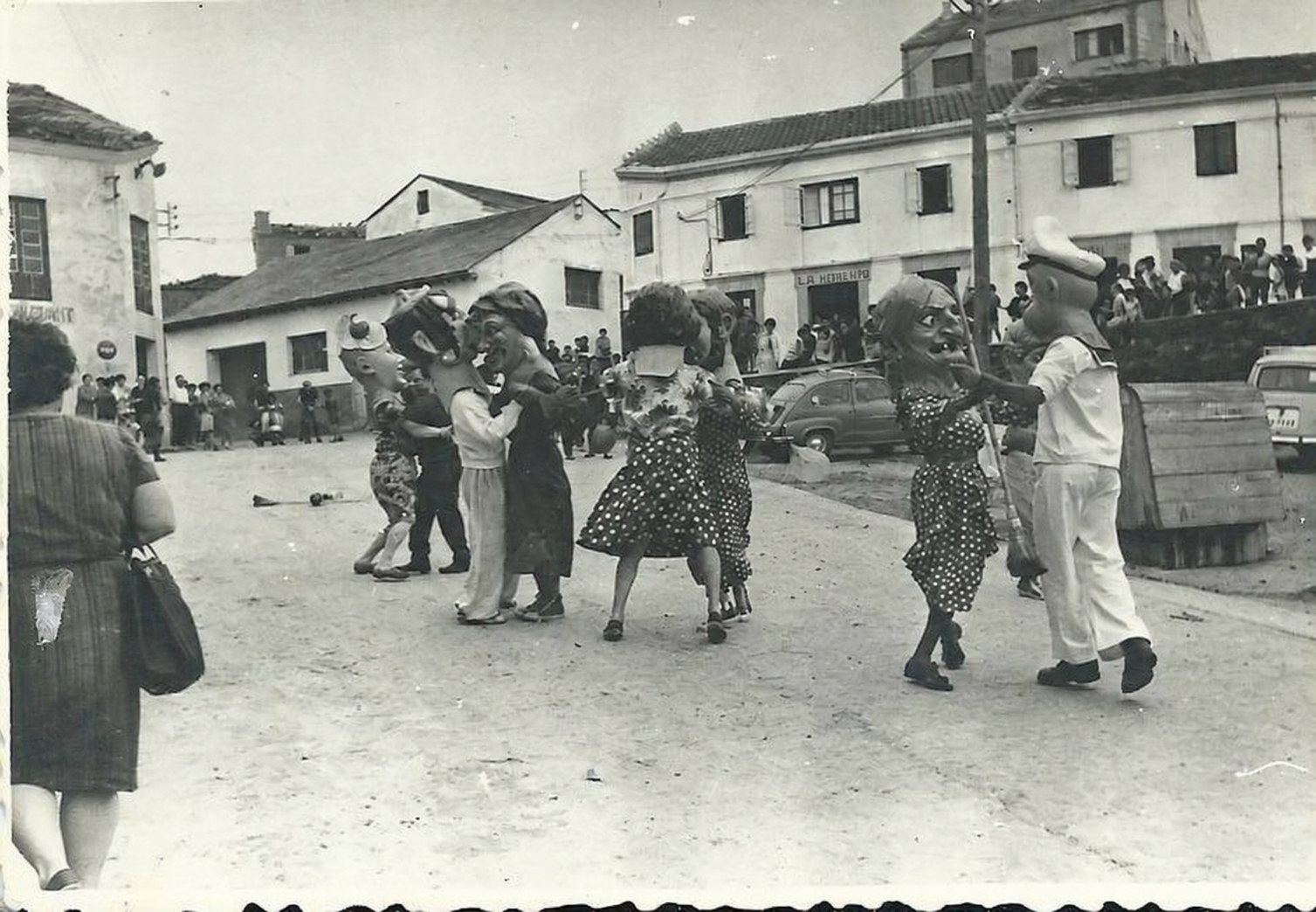 Gigantes y cabezudos por el muelle de Tapia de Casariego