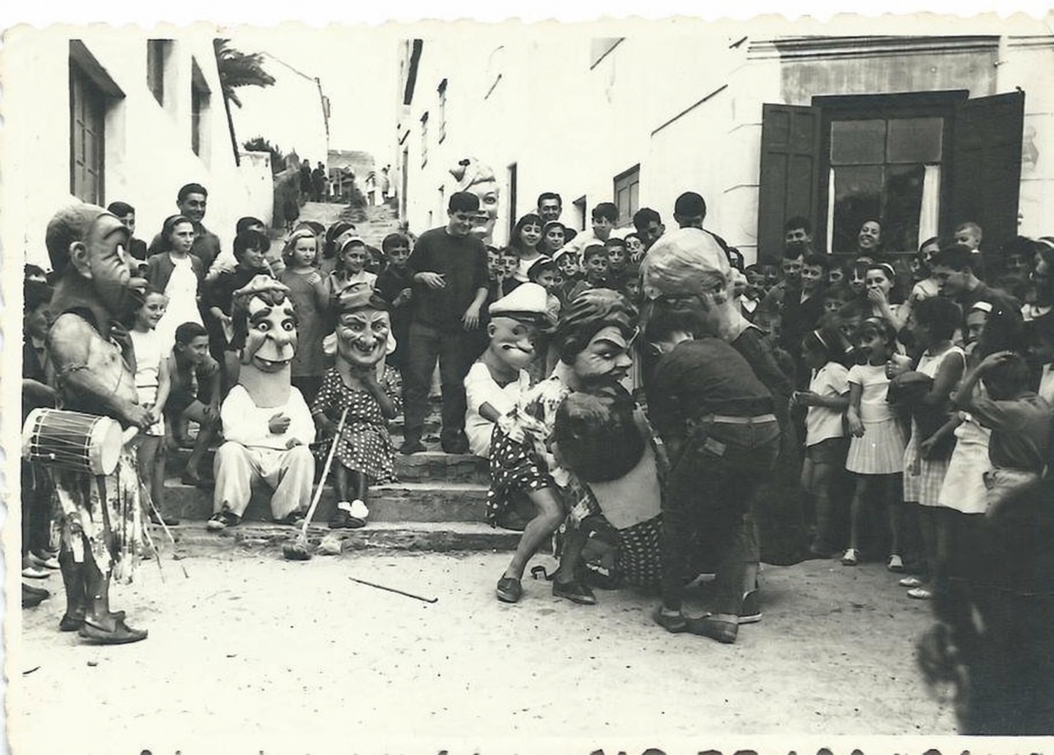 Gigantes y cabezudos por las calles de Tapia de Casariego