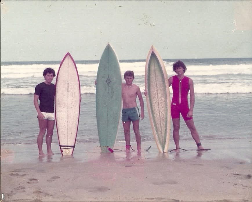 Surfistas de pie junto a sus tablas antes de entrar al agua en Tapia de Casariego, Asturias