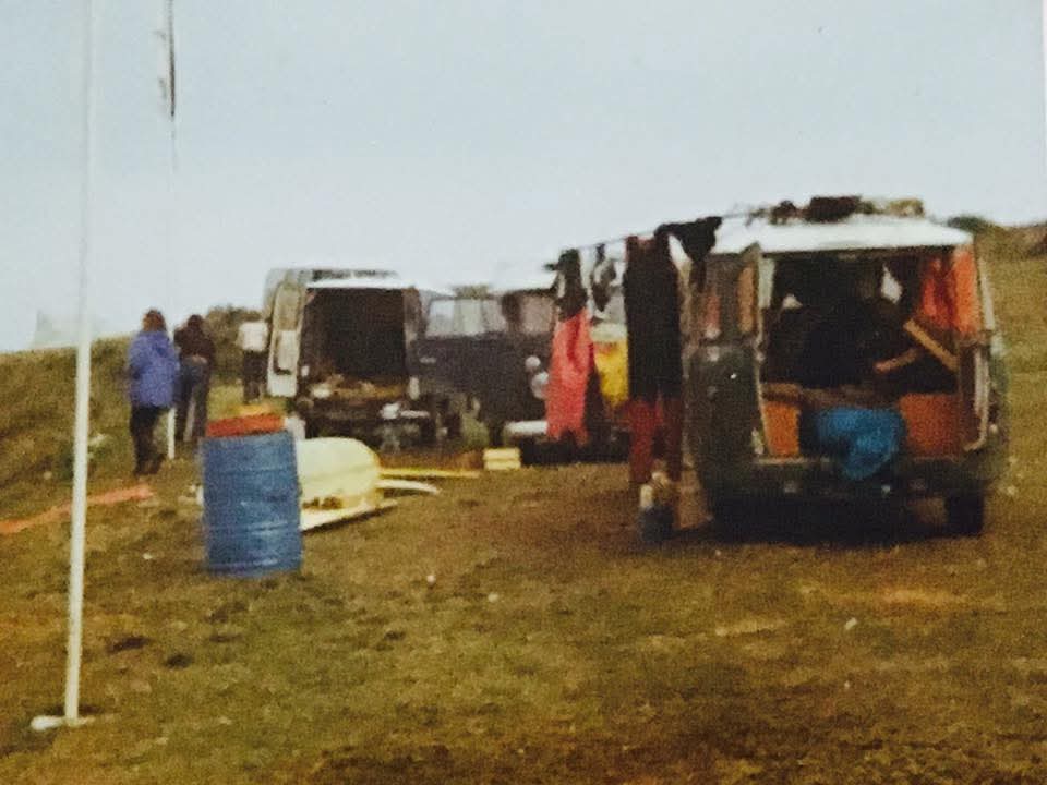 Furgonetas de surfistas aparcadas en Los Campos, en la playa del Anguileiro, en Tapia de Casariego