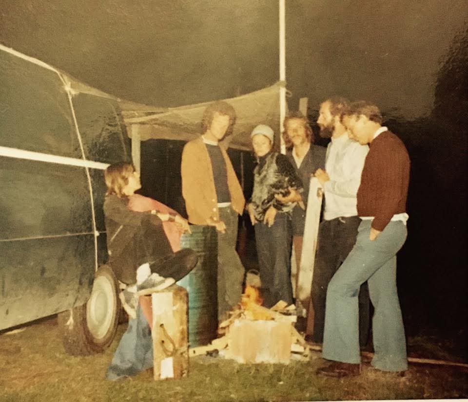 Grupo de surfistas conversando a la luz de la luna, en Tapia de Casariego, Asturias