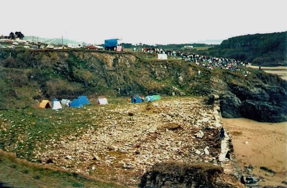 Grupo de surfistas y aficionados acampados en la playa del Murallón