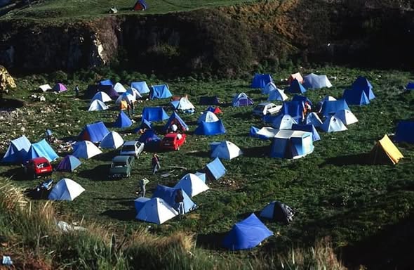 Grupo de surfistas acampados en la playa del Murallón