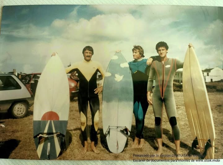 Padre de Remi, Remi y Jose Ángel con tablas artesanas