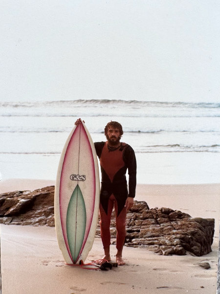 Diego Méndez con su tabla de surf