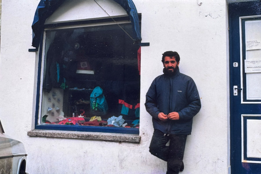 Diego Méndez delante de la tienda Picante Surf