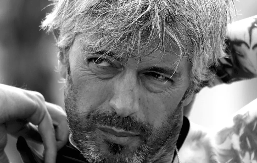 Surfista local Nano Villamil poniéndose el traje de neopreno en la playa de Peñarronda, Asturias