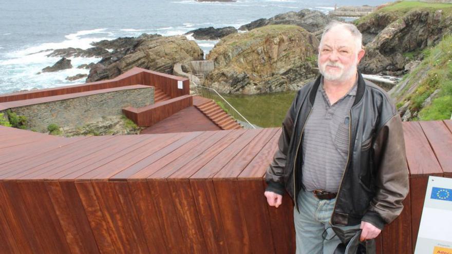 Toño el del Moderno en la piscina